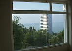 Панорамное окно с видом на море. mobile