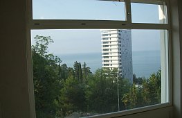 Панорамное окно с видом на море. tab