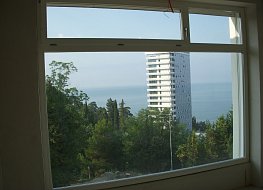 Панорамное окно с видом на море.