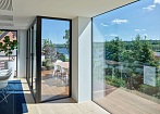 Окна из алюминия подчеркивают индивидуальный стиль каждого дома и обеспечивают максимальное поступление дневного света в помещение. mobile