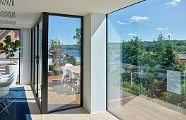 Окна из алюминия подчеркивают индивидуальный стиль каждого дома и обеспечивают максимальное поступление дневного света в помещение. tab
